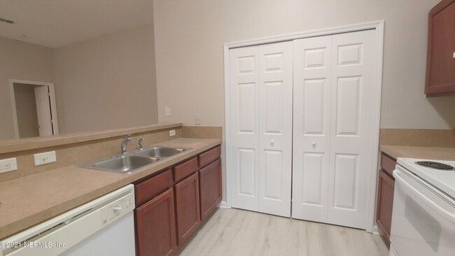 Building Photo - 5520 Cabot Dr N