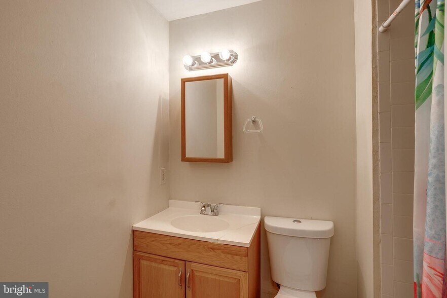 Building Photo - 1002 Huntingdon Mews