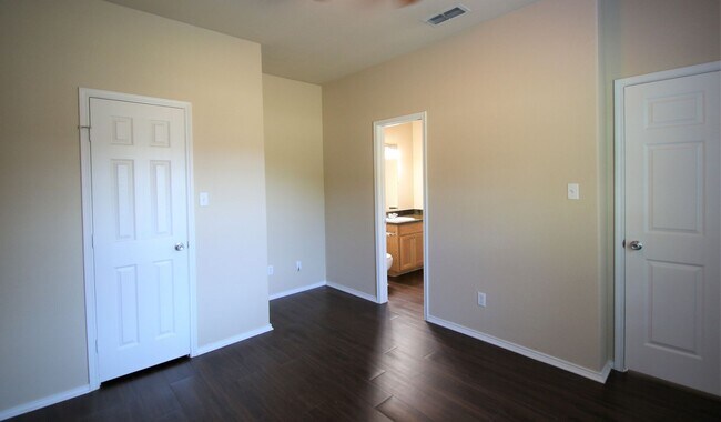 Building Photo - 105-107 Sunburst Court