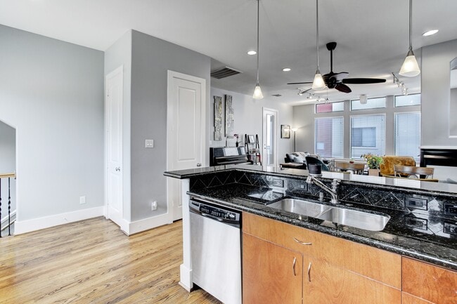 Building Photo - 408 Parker St