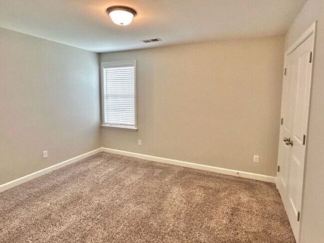 Building Photo - Now Leasing a4 Bedroom 2.5 Bath Home In Ol...