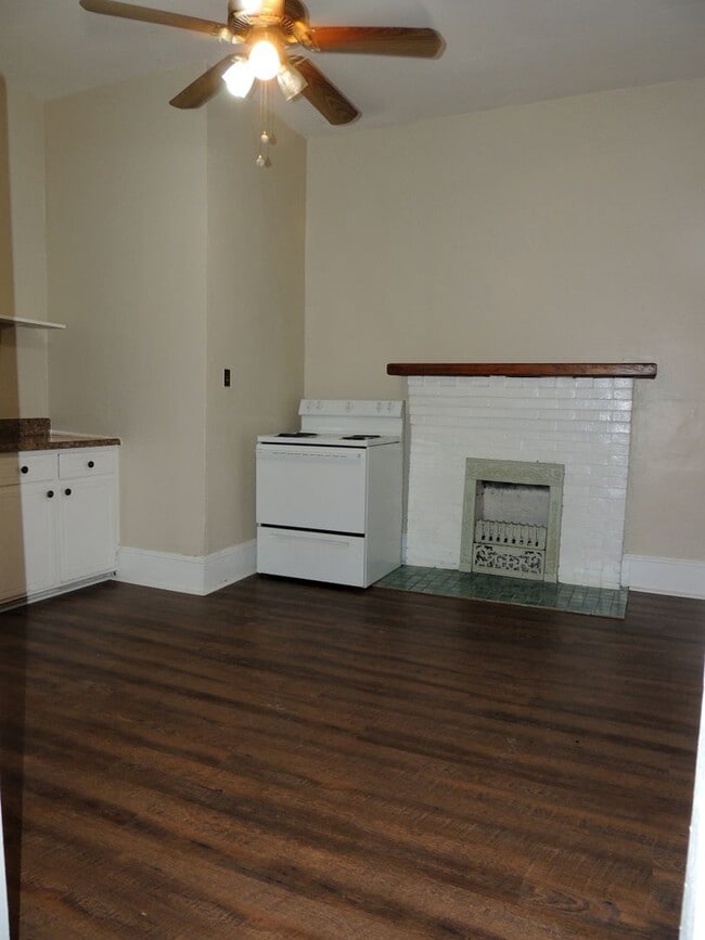 Building Photo - Come set up home in this one bedroom apartment that is close to shopping, walking trails, medical...