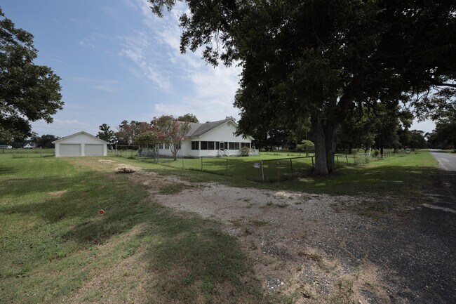 Building Photo - 2389 CR 158