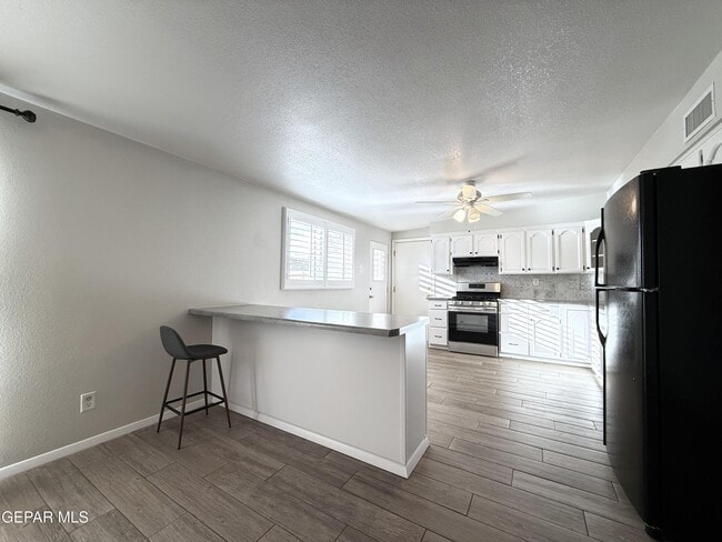 Building Photo - 10180 Saigon Dr