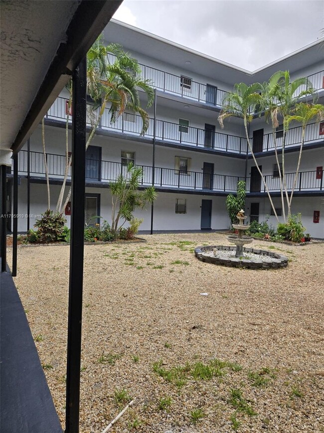 Building Photo - 2860 Somerset Dr
