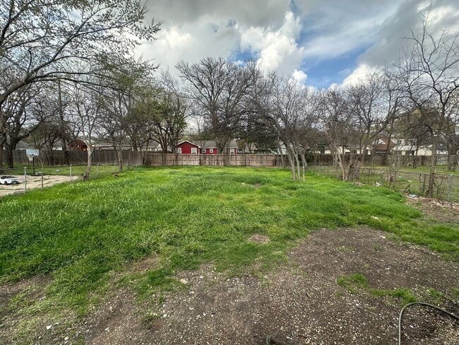 Building Photo - 3921 Roselawn Dr