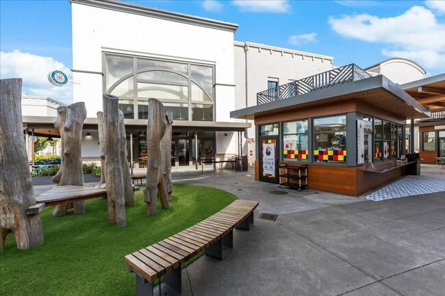 Building Photo - Beautifully Renovated 4-Bedroom, 2-Bath Ho...