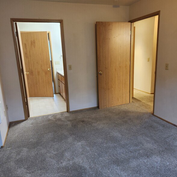 Bedroom 2 toward walk thru bath - 3603 Michelle Ln