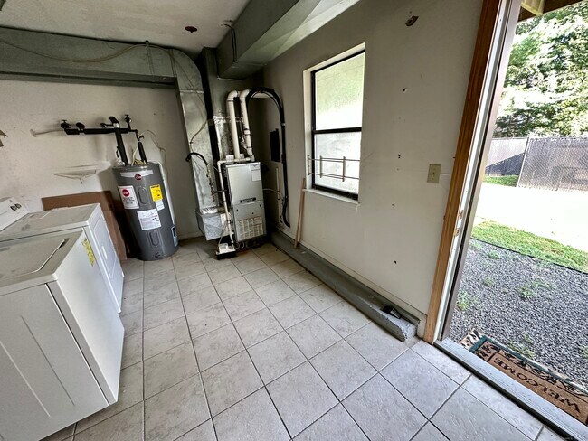 Building Photo - 15 Crest St