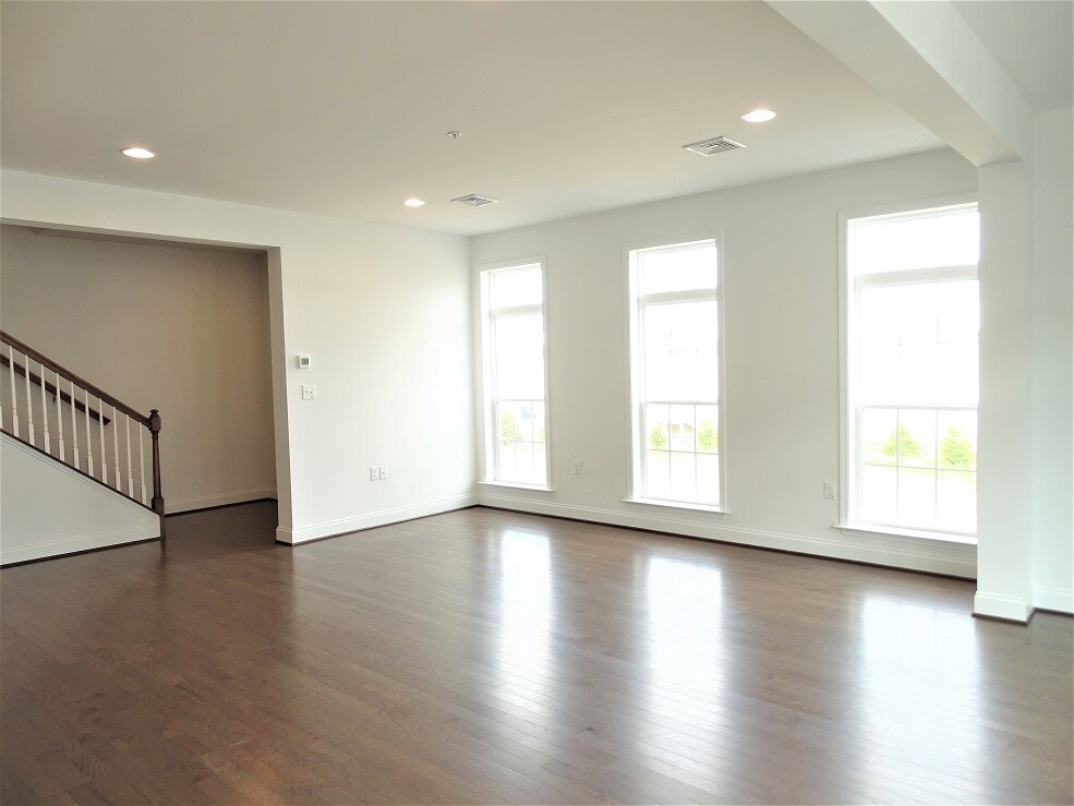 Building Photo - 320 Mayer Pl