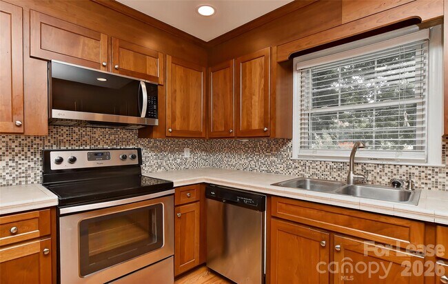 Building Photo - 420 Seneca Pl