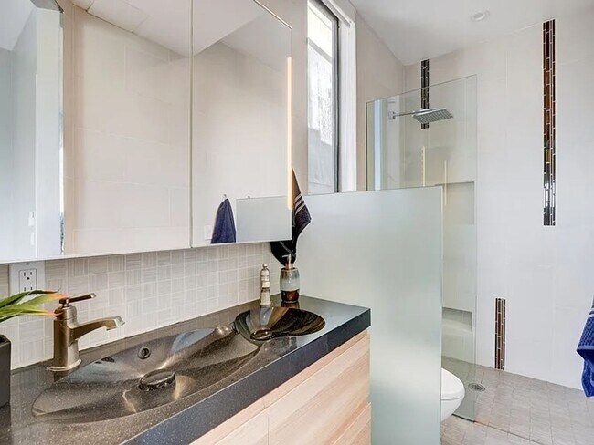 Building Photo - RARE Luxurious 3 Bedroom + Office in Hillcrest / Mission Hills