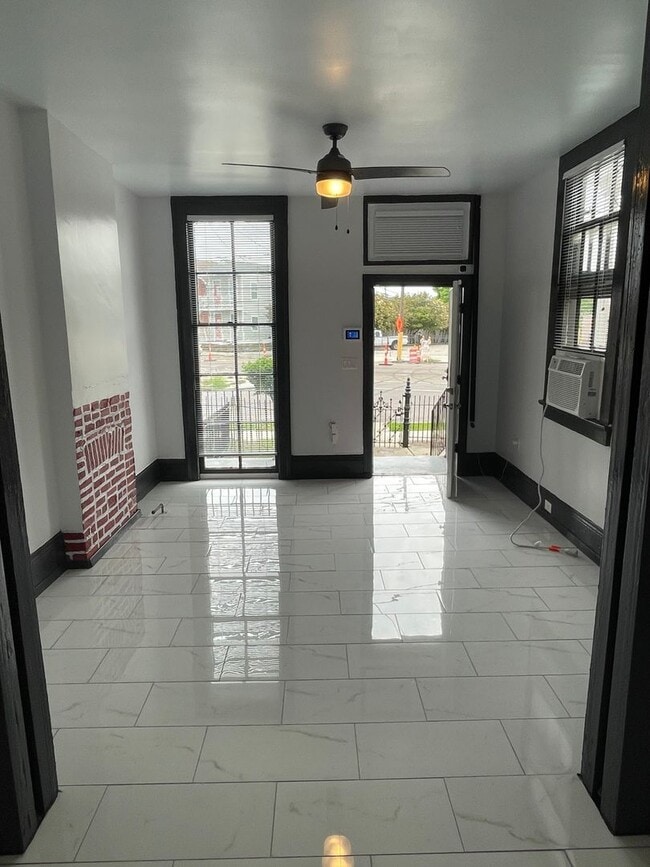 Building Photo - Spacious 1BD/1BA Shotgun 2 Blocks of Esplanade Ave