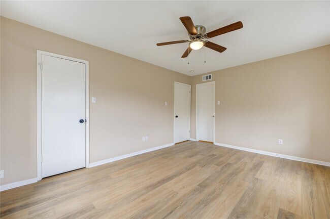 Building Photo - 351 N Post Oak Ln