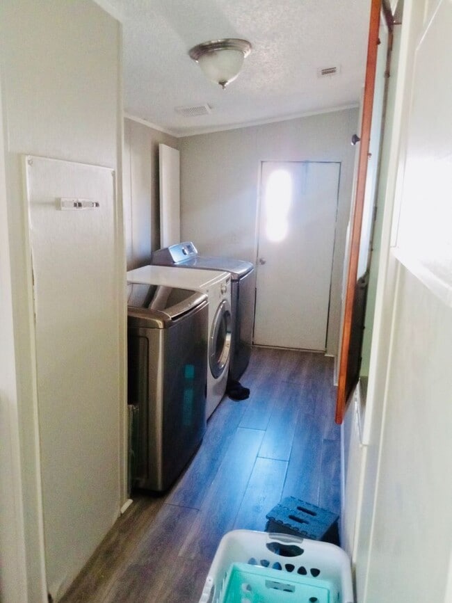 Building Photo - 3 Bed 2 Bathroom Single Family