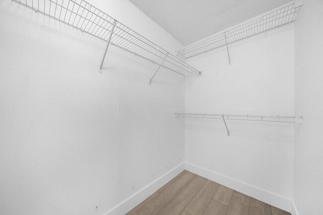 Building Photo - 3020 Alcazar Pl