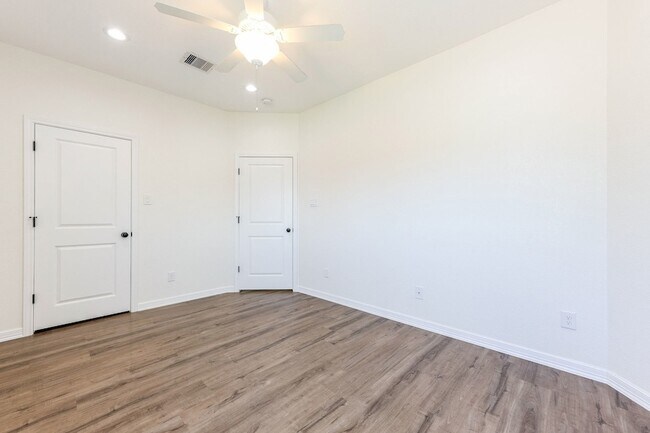 Building Photo - 427 Vane Way