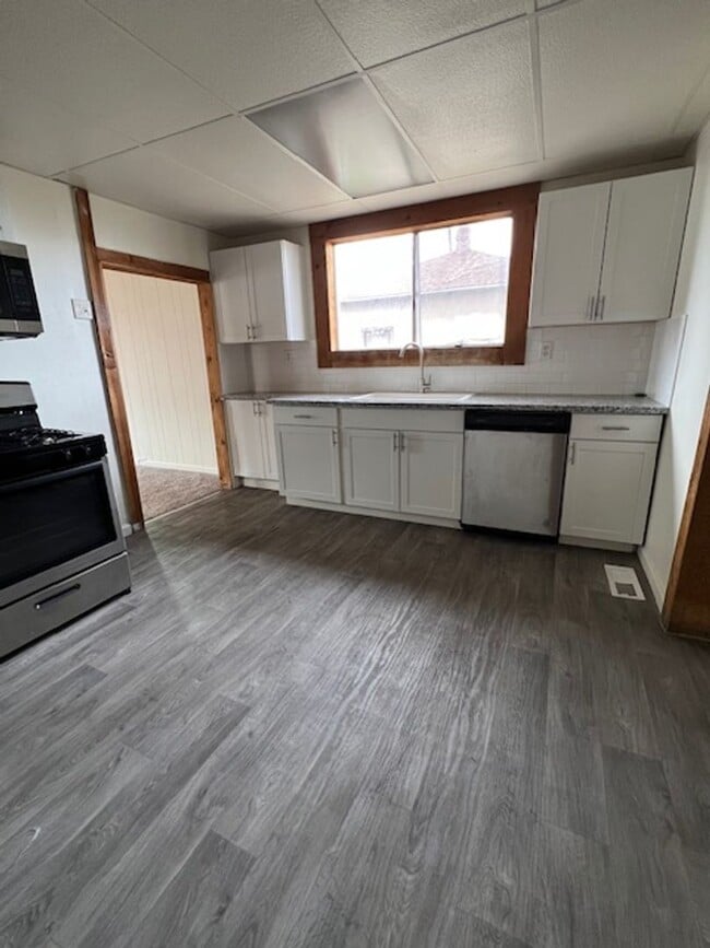 Building Photo - 2 Bedroom 1 Bath with W/D Hook Ups!
