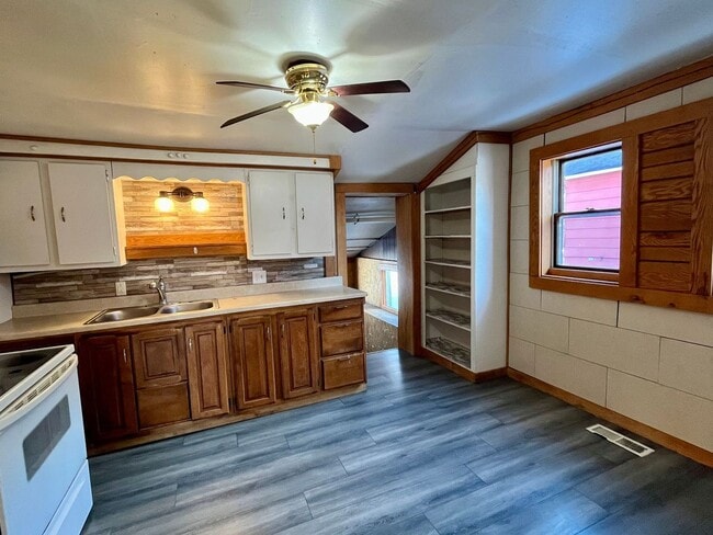 Building Photo - 2 Bed 1 Bath Single Family Home in Rhinelander - Hot Summer Deals Are Here - HALF OFF DEPOSIT!