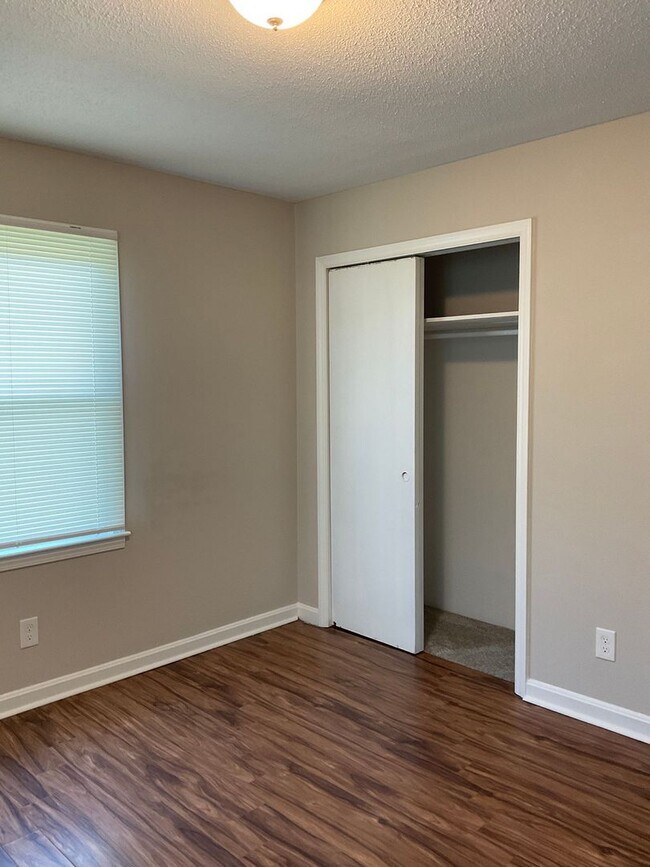 Building Photo - Available Now!! Beautiful 3 Bedroom