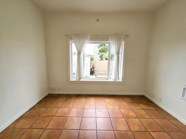 Building Photo - **$500 OFF 1ST MO RENT** 1BD/1BA with priv...