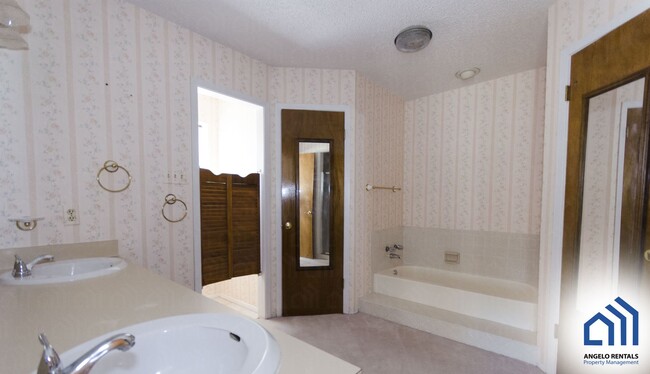 Building Photo - 6 MONTH LEASE!! SPACIOUS Southland 4 bed/3...