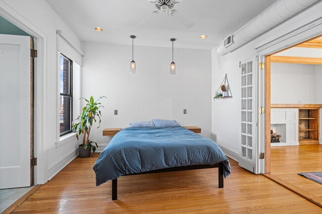 Building Photo - 1474 W Foster Ave