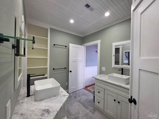 Building Photo - 430 S 1st St