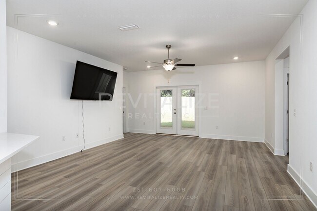 Building Photo - Charming Gold Fortified Home in Live Oak E...