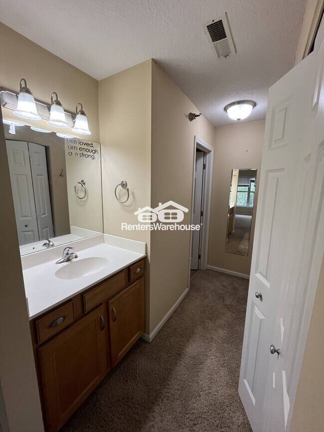 Building Photo - Beautiful Condo in a Beautiful Community