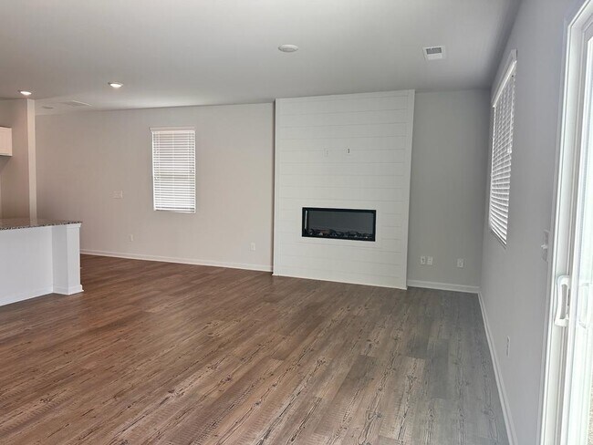 Building Photo - 121 Founders Dr