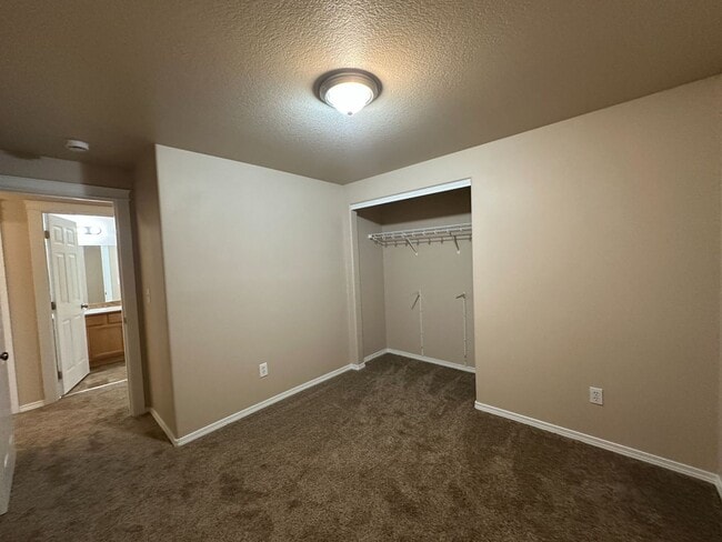 Building Photo - 3 Bedroom / 2 Bathroom Single Level Duplex in Madras