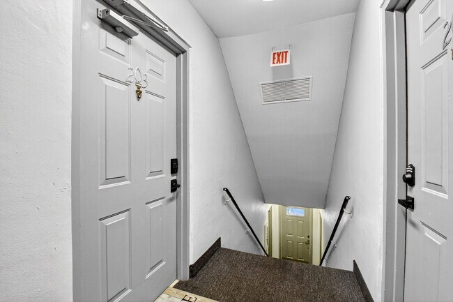 Building Photo - 9900 Pineapple Tree Dr