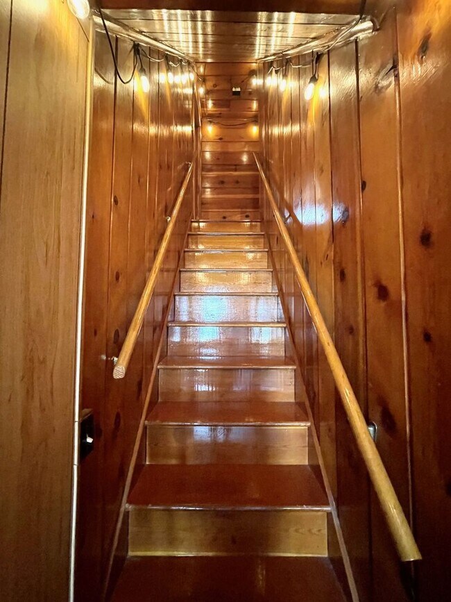 Building Photo - Very Unique 5 Bedroom Home on Large Lot