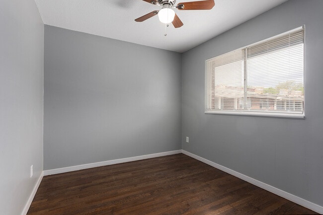 Building Photo - 421 W 87 Pl