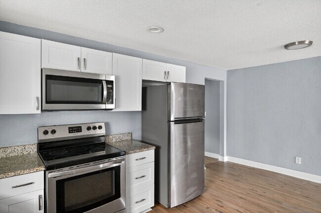 Building Photo - Location, Location, location! Large 3 Bedroom, 2 Bathroom Home for rent. This home has recently b...