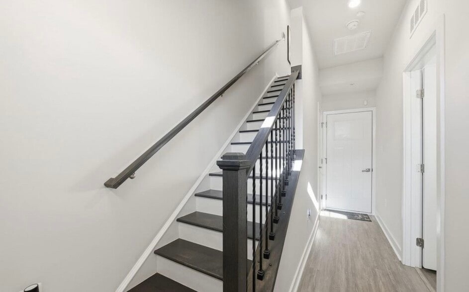 Building Photo - 703 Sky Bridge Dr