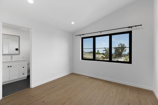 Building Photo - Modern Coastal Lease in Top of the World