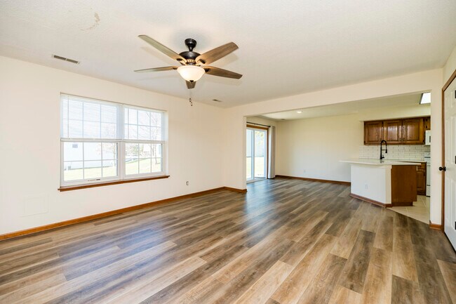 Building Photo - 13 Yorkshire Dr