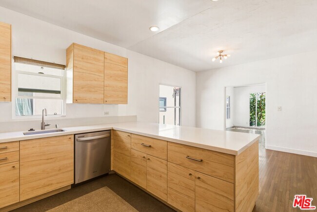 Building Photo - 3429 Edgehill Dr