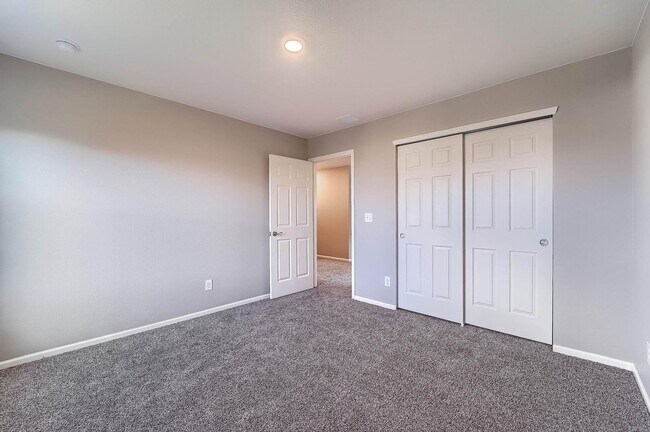 Building Photo - Gorgeous 4 bed, 3 bath, loft and an office!