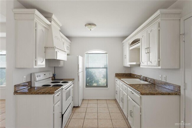 Building Photo - 705 W Bronze Dr