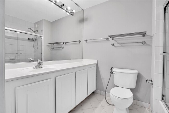 Building Photo - 345 N La Salle Dr