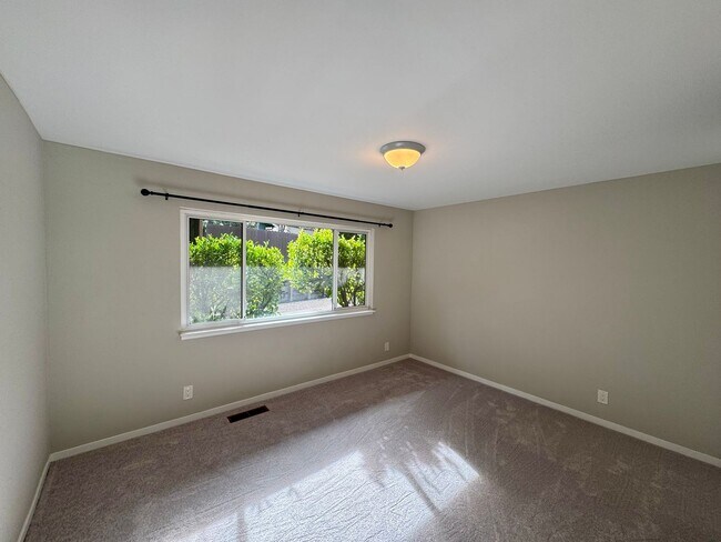 Building Photo - Spacious Single Level Home with Swimming Pool in Alamo Available Now!