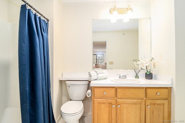 Building Photo - 633 Danbury Rd