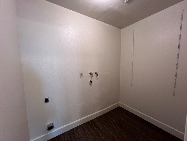 Building Photo - Nice pocket home with two fireplaces. Gardening service is included.