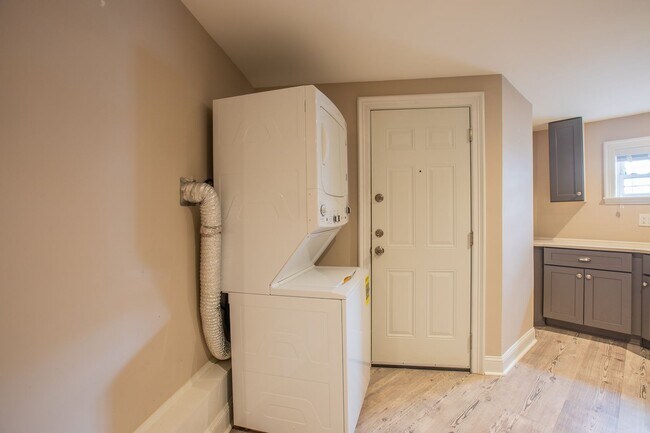 Building Photo - Charming Studio Apartment in Columbia Heig...
