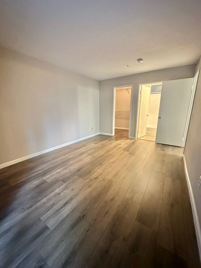 Building Photo - Beautiful One bedroom One Bath Unit - AVAI...