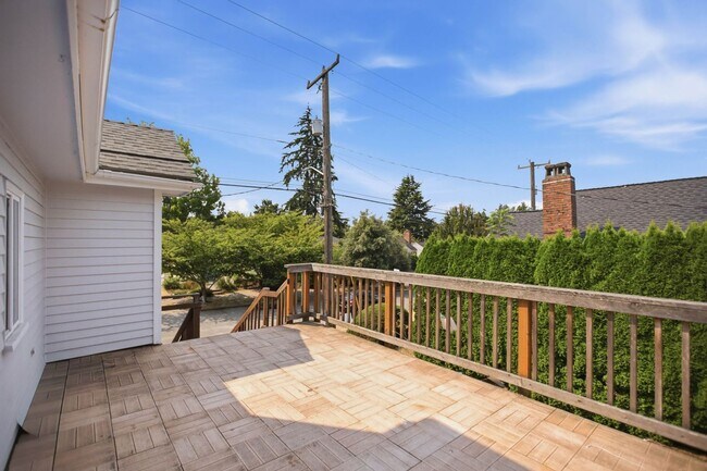 Building Photo - Steps from Green Lake ,6 bed 3 bath home with 2 kitchens and 2 laundry rooms.