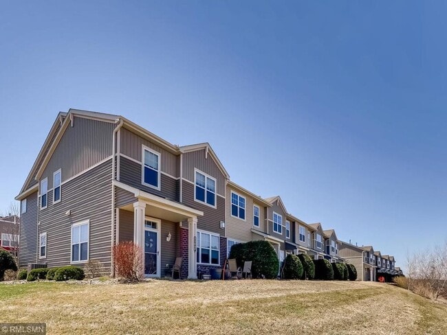 Building Photo - Beautiful 3 Bed/2.5 Bath Townhome in Woodbury- Community Pool! Available Now!